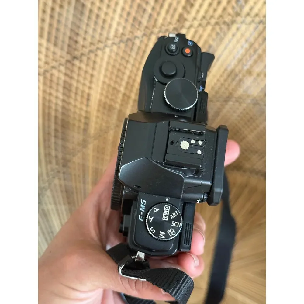 OLYMPUS OM-D E-M5 16MP DIGITAL CAMERA BODY FLASH BATTERIES CHARGER OG BOX